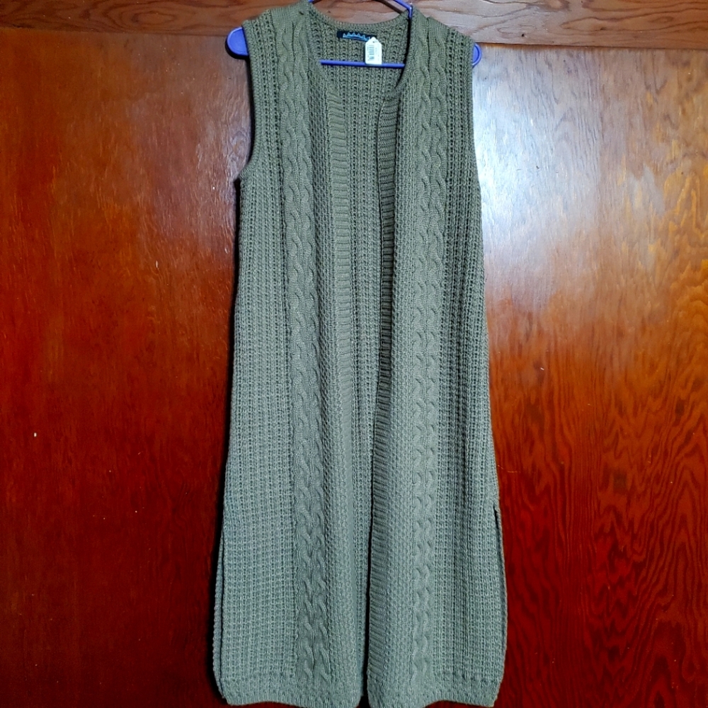 Sleeveless cable knit vest
